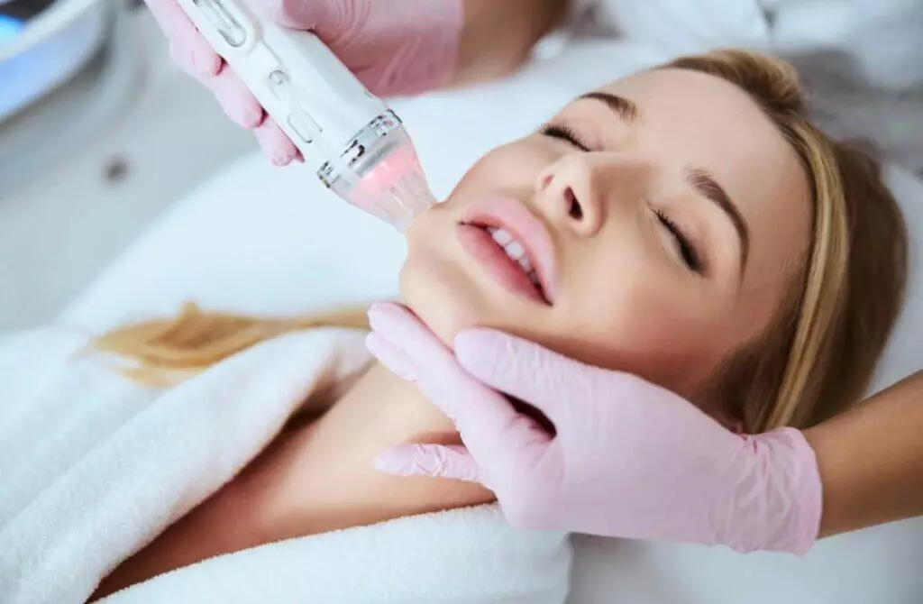 Radiofrequenz Microneedling an der Kundin